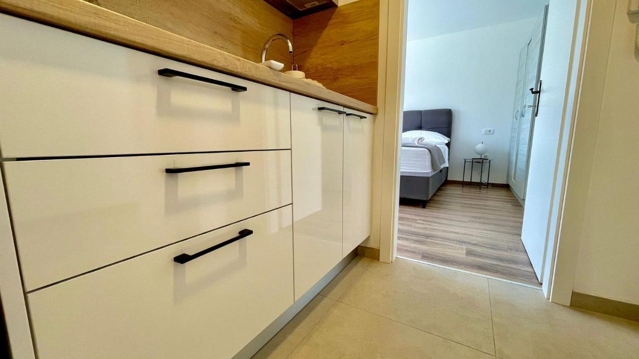 Studio Apartmani Kaja I Iva Сини Екстериор снимка