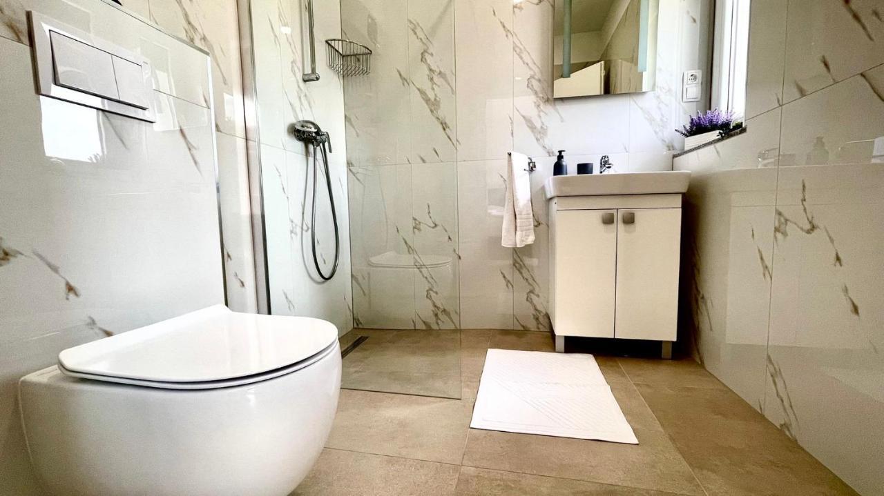 Studio Apartmani Kaja I Iva Сини Екстериор снимка