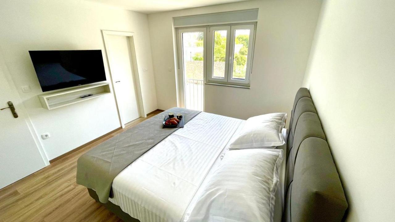Studio Apartmani Kaja I Iva Сини Екстериор снимка